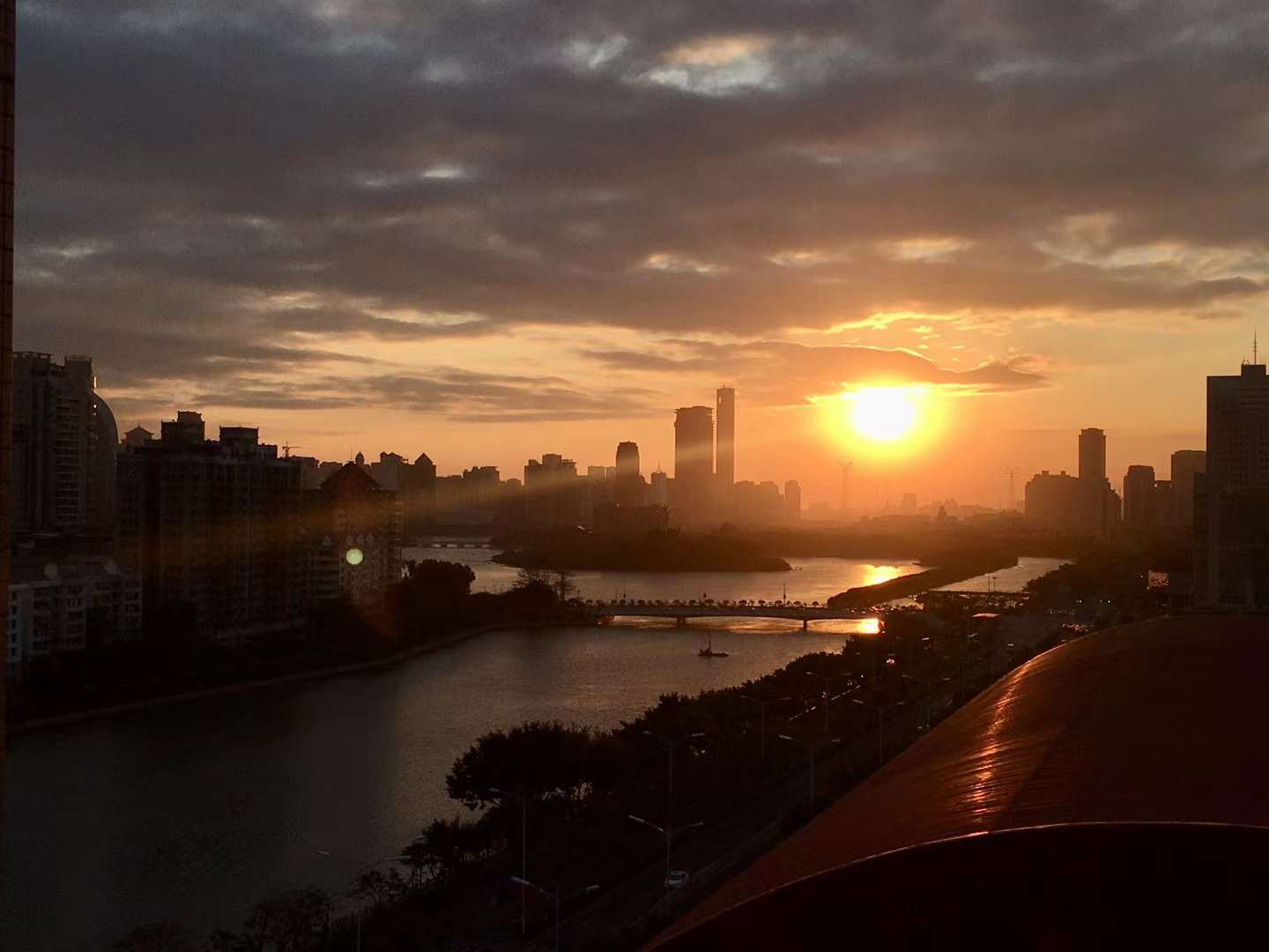 家西向窗前，2022 年终筼筜湖的夕阳